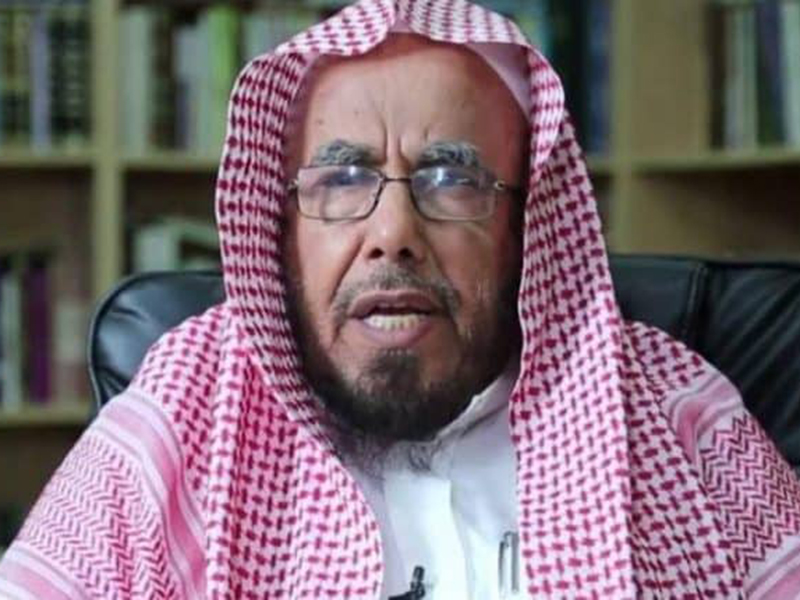 اضغط لمشاهدة الفيديو: المطلق يضع حدًا في شكل عباءة المرأة ويوجه رسالة خاصة للآباء